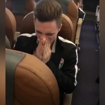 [VIDEO] Futbolista genera ola de críticas tras sonarse con un billete de alto valor que luego tira al piso