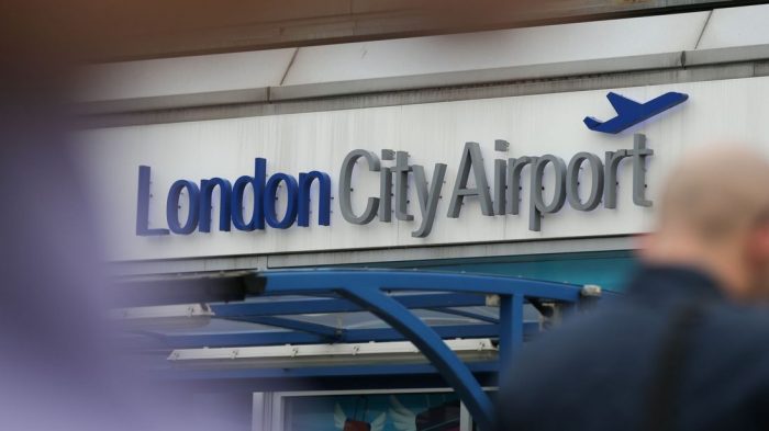 Hallazgo de bomba de la II Guerra Mundial cierra el aeropuerto de Londres Hallazgo de bomba de la II Guerra Mundial cierra el aeropuerto de Londres