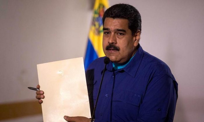Maduro firma el documento del diálogo que rechazó la oposición venezolana Maduro firma el documento del diálogo que rechazó la oposición venezolana