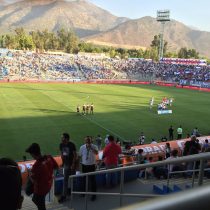 [VIDEO] El conmovedor minuto de silencio que los hinchas de la Universidad Católica le dedicaron a los pequeños jugadores de Colo Colo que fallecieron en el accidente
