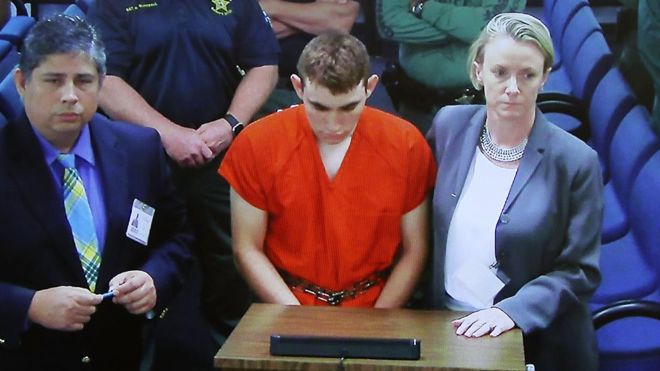 Policía de EE.UU. revela que Nikolas Cruz pasó por Walmart y McDonald’s tras matar a 17 personas en escuela secundaria de Florida Policía de EE.UU. revela que Nikolas Cruz pasó por Walmart y McDonald’s tras matar a 17 personas en escuela secundaria de Florida