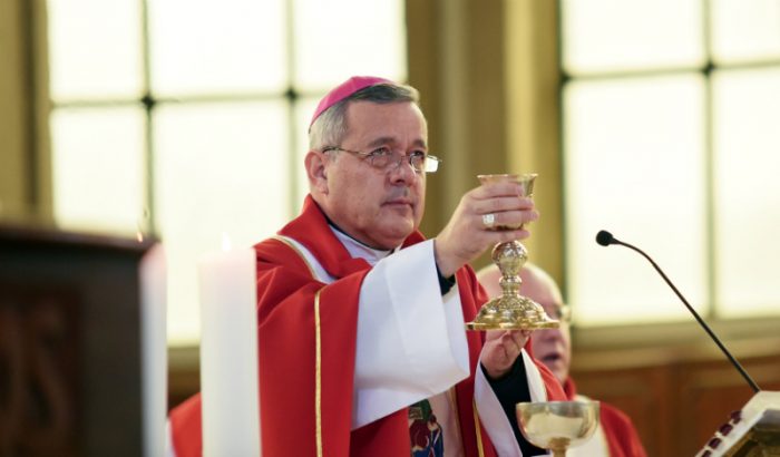 Comitiva del Vaticano interroga a Obispo Barros tras tomar declaraciones a las víctimas de Karadima Comitiva del Vaticano interroga a Obispo Barros tras tomar declaraciones a las víctimas de Karadima