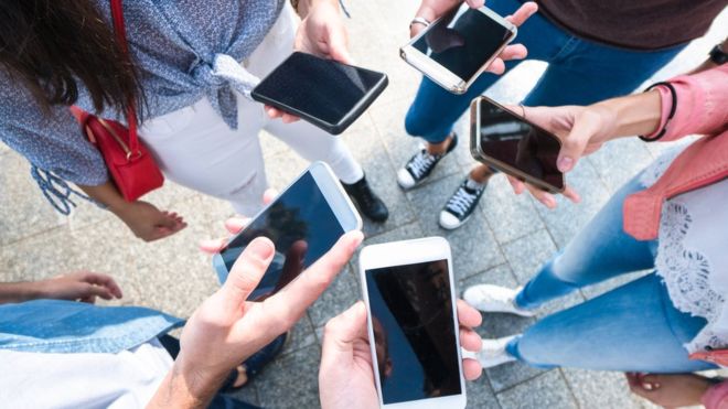 Mobile World Congress: ¿Por qué no ha habido grandes innovaciones en los teléfonos inteligentes desde el iPhone? (Además de que todos lucen igual)