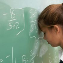 Eliminación de la repitencia automática: opiniones encontradas entre psicólogos y Colegio de Profesores