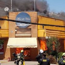 [VIDEO] Las impactantes imágenes que dejó el incendio que consumió por completo conocido restaurant en Providencia