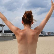 Mujeres se organizan en las playas de la Quinta Región: “El topless o es para todos o no es para ninguno”
