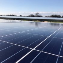 Reiterada alza en las tarifas eléctricas incentiva la instalación de energía fotovoltaica: Conoce sus incalculables beneficios