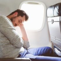 Técnicas sencillas para dormir bien en un avión y evitar que tu vuelo sea una pesadilla