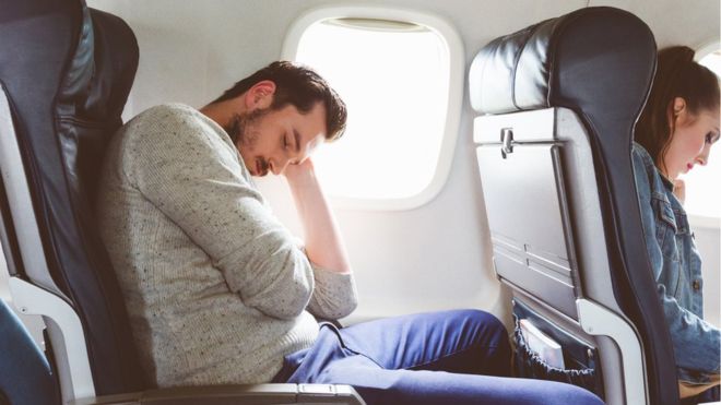 Técnicas sencillas para dormir bien en un avión y evitar que tu vuelo sea una pesadilla