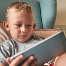 ¿Cuál es el mejor momento para darle a los niños un teléfono celular?
