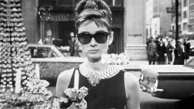 Muere a los 91 años el icónico diseñador de moda francés Hubert de Givenchy, creador de un nuevo estilo de vestir para la mujer moderna Muere a los 91 años el icónico diseñador de moda francés Hubert de Givenchy, creador de un nuevo estilo de vestir para la mujer moderna
