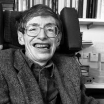 Stephen Hawking: la vida en imágenes de un hombre que buscó la teoría para describir el Universo Stephen Hawking: la vida en imágenes de un hombre que buscó la teoría para describir el Universo