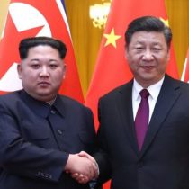 Por qué es tan importante la primera visita al exterior de Kim Jong-un haya sido a China