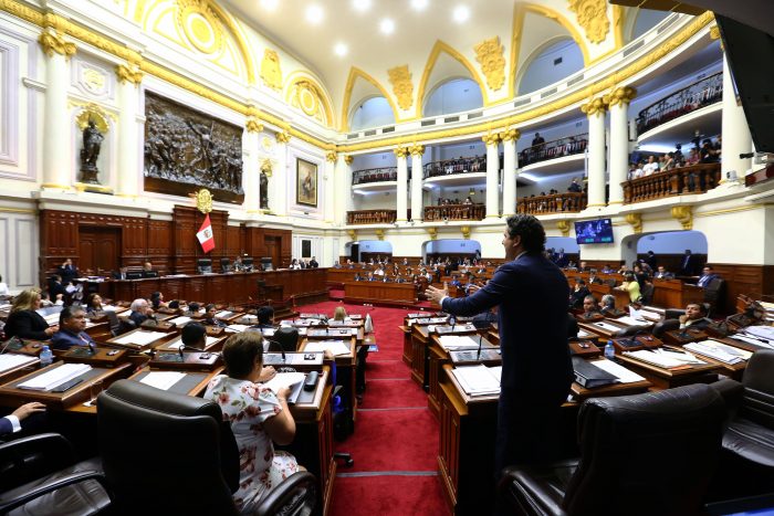 “Cuando quieras compadre”: tensa discusión entre parlamentarios peruanos desembocó a una invitación a pelear
