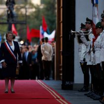 Cambio de mando: Bachelet recibe el último saludo de la guardia presidencial y Piñera se reúne con Macri en cerro Castillo