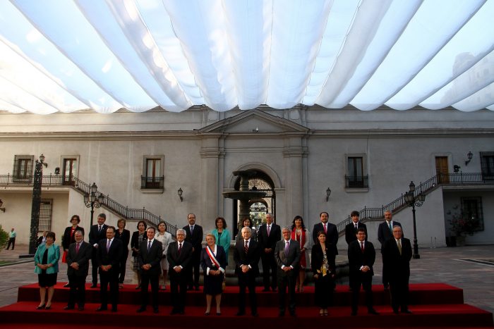 [FOTOS] Generación 2018: La última foto de Michelle Bachelet con sus ministros y subsecretarios en La Moneda
