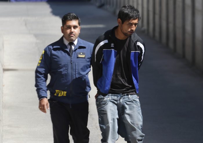 Hermano de joven descuartizada y su pareja pasarán a control de detención luego de entregarse a Carabineros Hermano de joven descuartizada y su pareja pasarán a control de detención luego de entregarse a Carabineros
