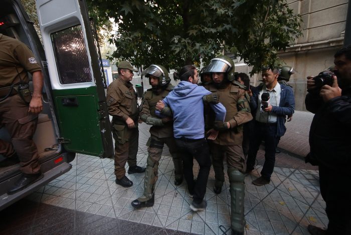 Confech presentó una querella por la agresión de Carabineros hacia un estudiante durante protesta Confech presentó una querella por la agresión de Carabineros hacia un estudiante durante protesta