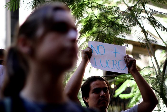 Carabineros anunció investigación interna para establecer responsabilidades tras agresión a estudiante en protesta Carabineros anunció investigación interna para establecer responsabilidades tras agresión a estudiante en protesta