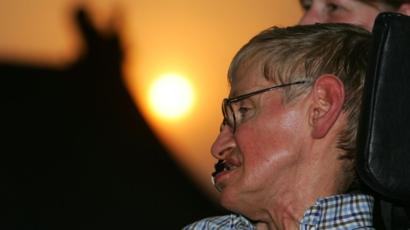 Qué es la Esclerosis Lateral Amiotrófica y cómo Stephen Hawking logró sobrevivir a ella pese a que los médicos le dieron sólo 2 años de vida