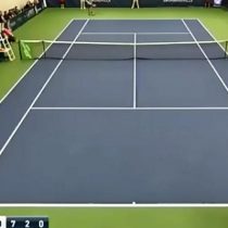 [VIDEO] Frustrado tenista le pasa su raqueta a una pasapelotas para que juegue un punto