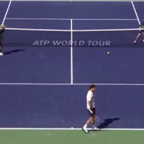 [VIDEO] El asombroso revés de Federer que descolocó a los pasapelotas de Indian Wells