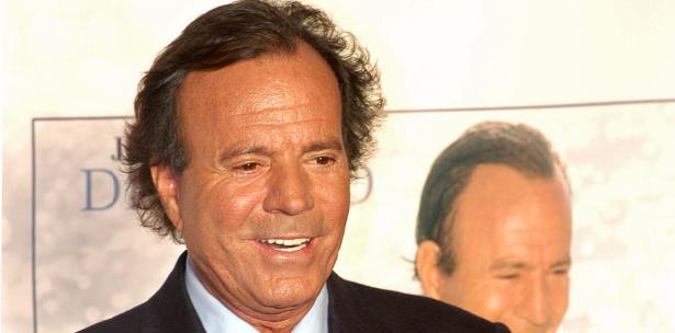 Julio Iglesias en la mira: sus ex coristas dicen que hoy estaría en la cárcel y aseguran que escapa de nueva petición de ADN Julio Iglesias en la mira: sus ex coristas dicen que hoy estaría en la cárcel y aseguran que escapa de nueva petición de ADN