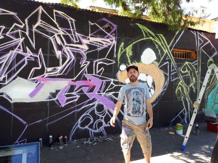 Estrella del tatuaje mundial, Jesse Smith, realizó Grafiti en muro de Santiago