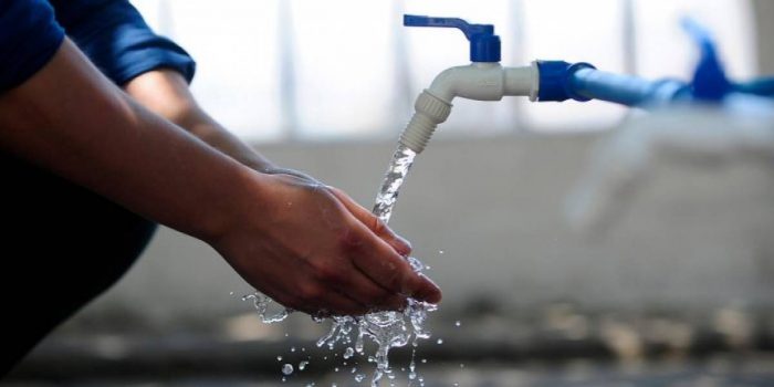Corte de Apelaciones ordenó restituir agua caliente por deuda de gastos comunes