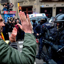 [VIDEO] Los enfrentamientos en Cataluña entre manifestantes y policías tras el arresto de Puigdemont