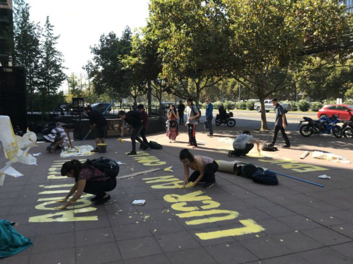 Marca del lucro: estudiantes pintan vereda frente a las oficinas del holding educacional Laureate con frase “Aquí se lucra con la educación” Marca del lucro: estudiantes pintan vereda frente a las oficinas del holding educacional Laureate con frase “Aquí se lucra con la educación”