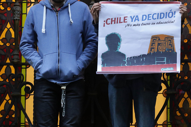 Estudiantes se manifiestan frente al Tribunal Constitucional contra el lucro en la educación Estudiantes se manifiestan frente al Tribunal Constitucional contra el lucro en la educación