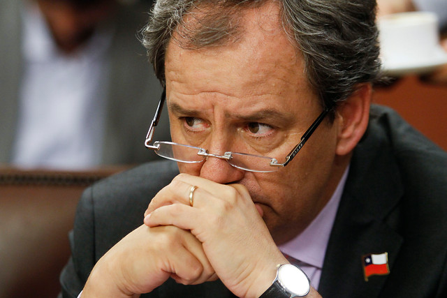 Ministro de Educación se compra nuevo conflicto: Cones lo acusa de arrodillarse ante los empresarios Ministro de Educación se compra nuevo conflicto: Cones lo acusa de arrodillarse ante los empresarios