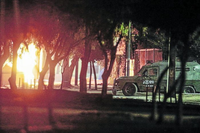 Carabinero resulta herido de bala durante enfrentamiento por el Día del Joven Combatiente Carabinero resulta herido de bala durante enfrentamiento por el Día del Joven Combatiente