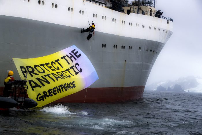 Ambientalista chileno se sube a buque ucraniano en protesta a la pesca intensiva de krill en la Antártica Ambientalista chileno se sube a buque ucraniano en protesta a la pesca intensiva de krill en la Antártica