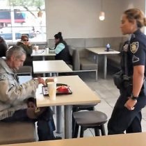 [VIDEO] Cliente es expulsado de un McDonald’s por querer dar de comer a un mendigo