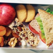 Consejos para preparar colaciones saludables durante la época escolar