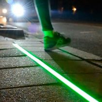 Semáforos para peatones distraídos: Las Condes implementa luces para quienes caminan mirando el celular