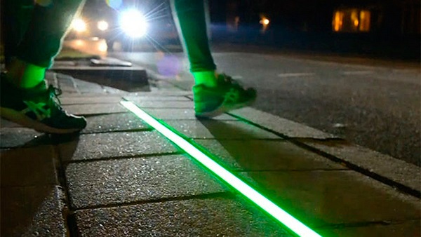 Semáforos para peatones distraídos: Las Condes implementa luces para quienes caminan mirando el celular Semáforos para peatones distraídos: Las Condes implementa luces para quienes caminan mirando el celular