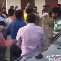 [VIDEO] No se aguantaron las ganas: ingenieros chinos se pelean con policías en Pakistán por impedirles salir del campamento de trabajo