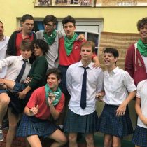 Colegio le pide a sus alumnas alargar faldas para evitar acoso y sus compañeros armaron protesta