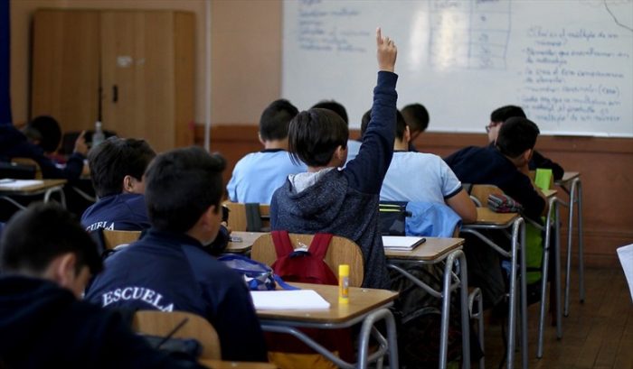 Chile: más de la mitad de los estudiantes de octavo básico estarían de acuerdo con una dictadura