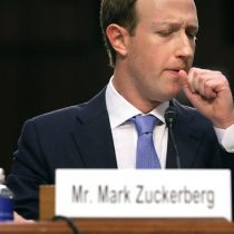 [VIDEO] El momento incomodo que pasó Mark Zuckerberg en la primera jornada de audiencias en el Congreso