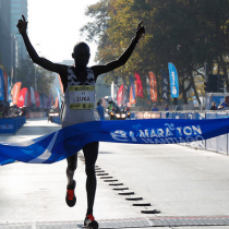Keniano Luka Lobuwan gana por tercera vez maratón de Santiago
