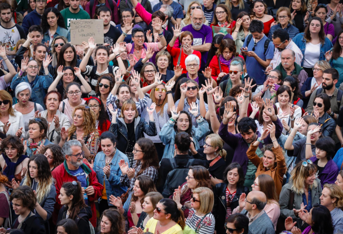 Indignación no sólo de grupos feministas generó la sentencia a «La Manada»: hay protestas por toda España Indignación no sólo de grupos feministas generó la sentencia a «La Manada»: hay protestas por toda España