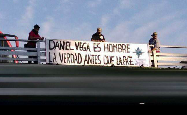 Grupo de ultraderecha cuelga humillante cartel en contra de la actriz Daniela Vega
