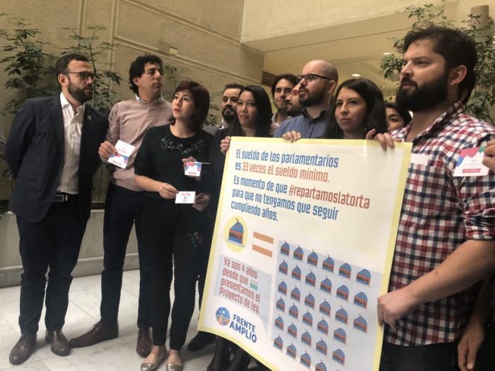Frente Amplio extendió invitación a diputados para debatir proyecto que rebaja la dieta parlamentaria Frente Amplio extendió invitación a diputados para debatir proyecto que rebaja la dieta parlamentaria