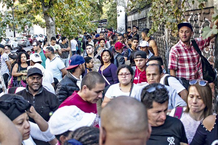 Sin “Oz” ni el “hogar”: nueva ley migratoria y chilenos en el extranjero Sin “Oz” ni el “hogar”: nueva ley migratoria y chilenos en el extranjero