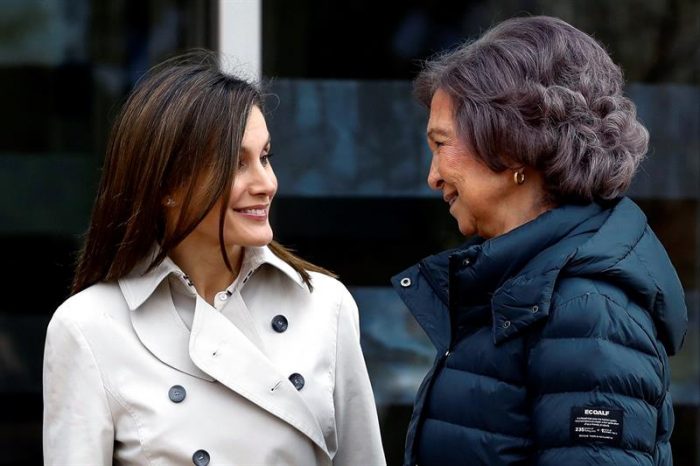¿Reinas reconciliadas? Letizia y Sofía llegan juntas y sonrientes al hospital donde operaron al rey Juan Carlos