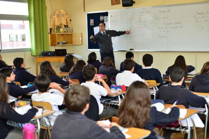 “Andamos dando palos de ciegos hace mucho tiempo”: critican cambio en malla curricular propuesto por el Gobierno